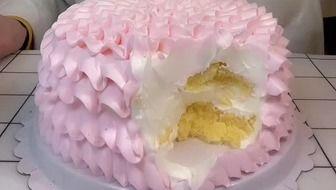 娱乐吃瓜酱哥哥切蛋糕